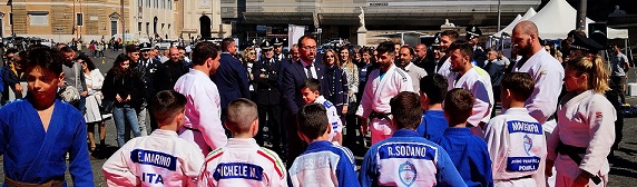 I bambini della scuola judo con il Ministro della Giustizia