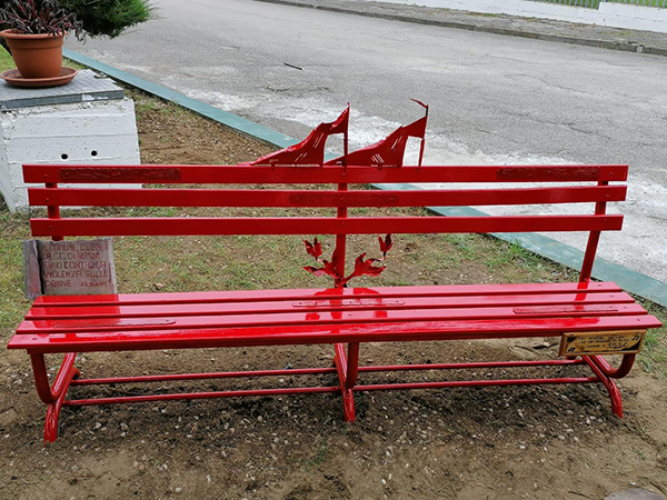 La panchina rossa realizzata da un detenuto della Casa Circondariale