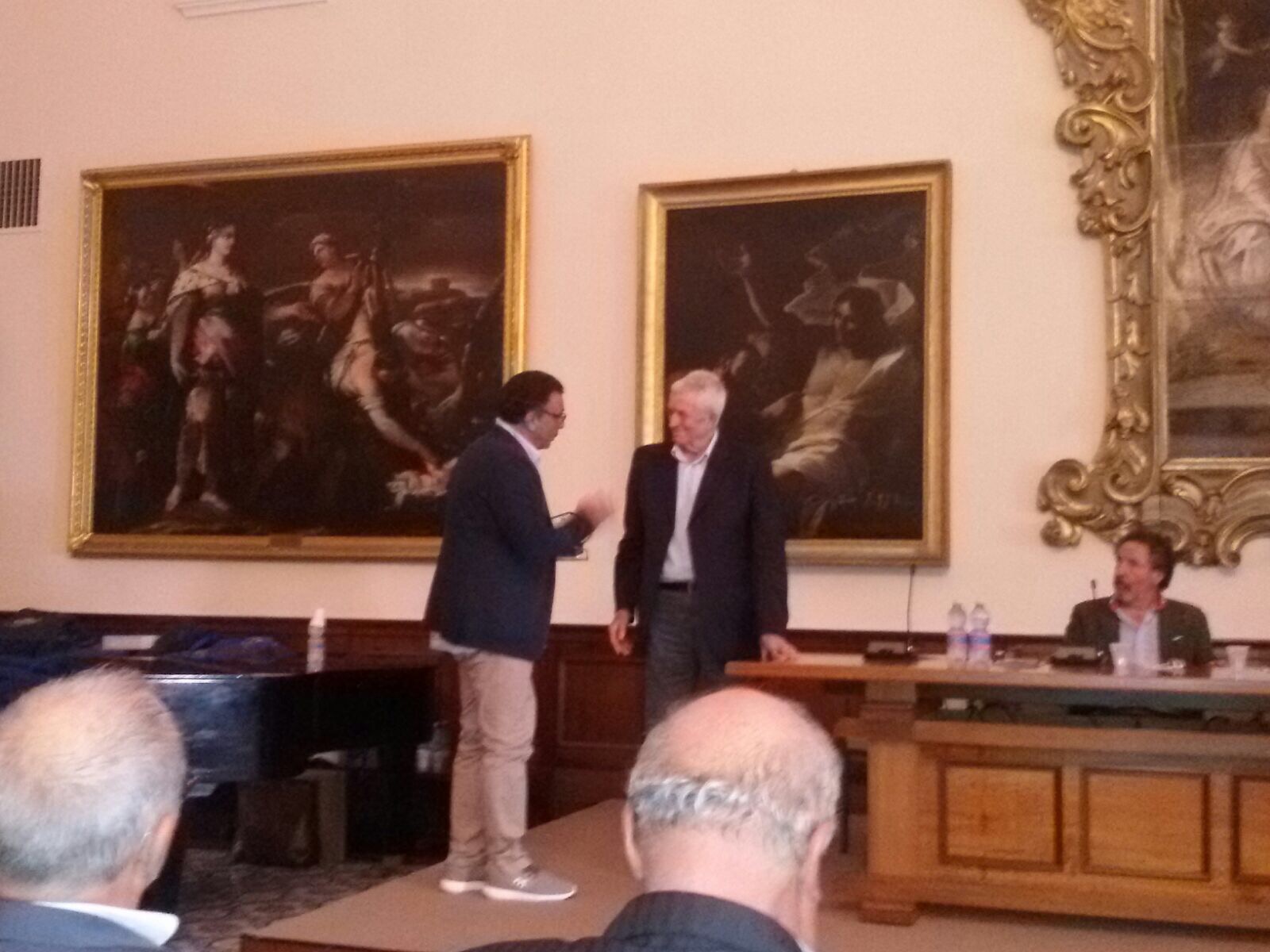 Luca Cruciani riceve il premio per l'Astrea