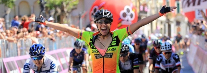 Marta Bastianelli a braccia alzate sul traguardo di Polla