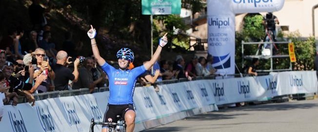 Tatiana Guderzo a braccia alzate sul traguardo di San Luca