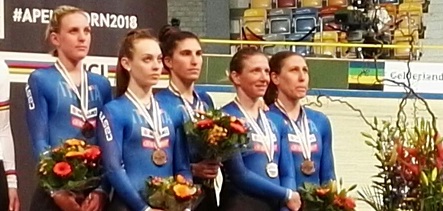 Tre fiamme azzurre sul podio dell'inseguimento