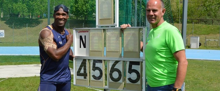 Oney Tapia e il suo allenatore mostrano la misura del record