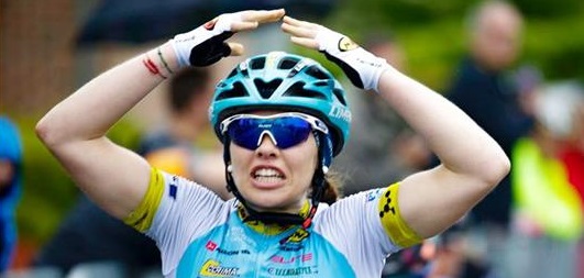 Letizia Paternoster a braccia alzate in Lussemburgo