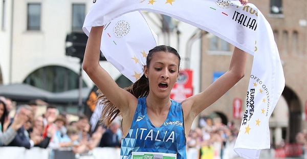 Nadia Battocletti a braccia alzate sulle strade di Oderzo