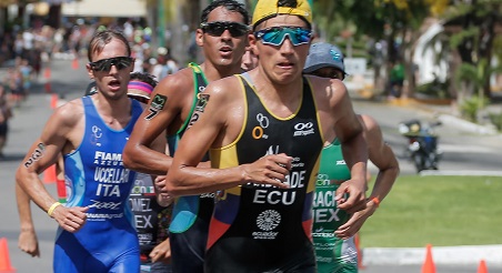 Davide Uccellari lotta nel gruppo di testa a Huatulco