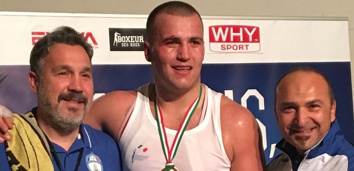 Mirko Carbotti tra il tecnico Giuseppe Foglia e Augusto Onori