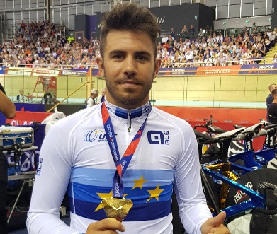 Francesco Lamon con l'oro di Glasgow al collo
