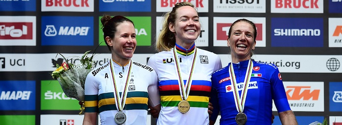 Tati Guderzo sul podio con l'iridata Van der Breggen e l'australiana Spratt