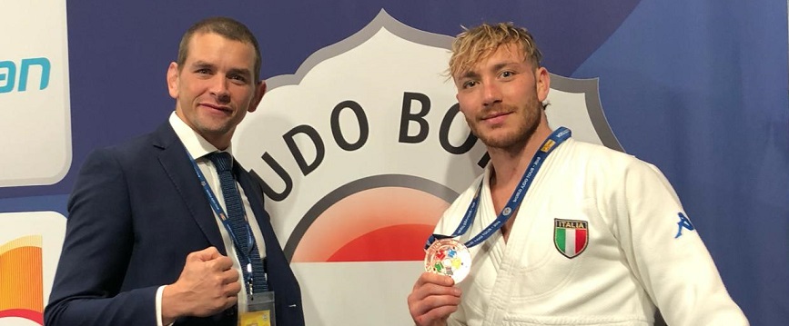 Antonio Esposito, con il tecnico Francesco Brujere, festeggiano il bronzo del Grand Prix