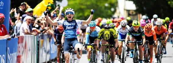 Letizia Paternoster a braccia alzate sul traguardo di Birwood