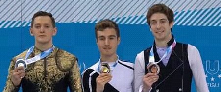 Matteo Rizzo al centro del podio con l'oro delle Universiadi