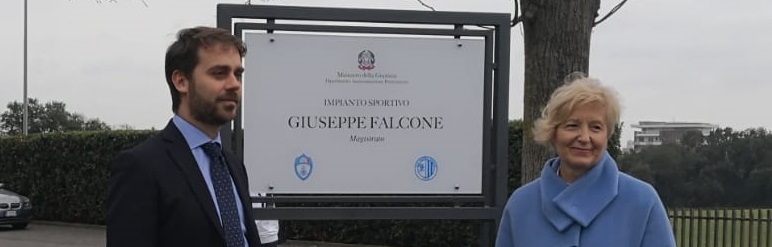 il sottosegretario Ferraesi e la vedova del presidente Falcone con la targa commemorativa