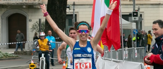 Eleonora Giorgi a braccia alzate sul traguardo di Lugano