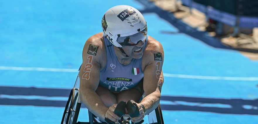 Il paralimpico Giovanni Achenza sul traguardo dell'Idroscalo