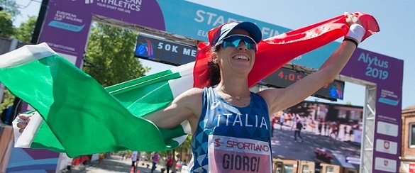 Eleonora Giorgi esulta sul traguardo di Alytus