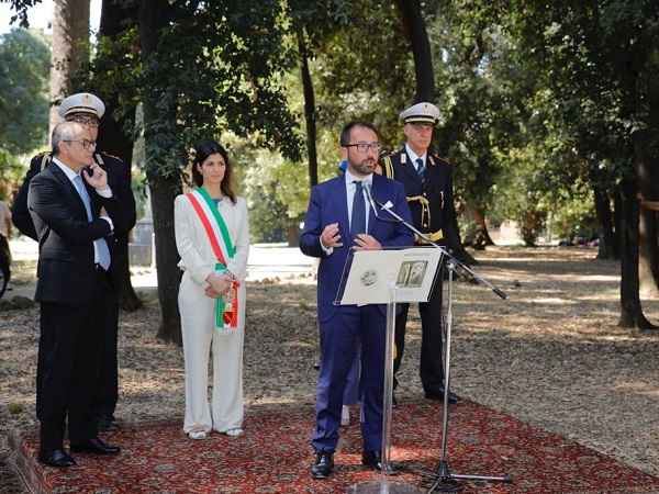 Un momento della cerimonia di intitolazione del viale di Villa Torlonia