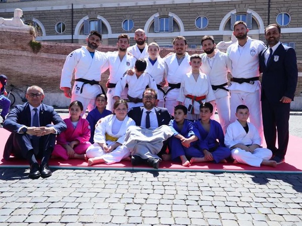 I bambini della scuola judo con il Ministro della Giustizia
