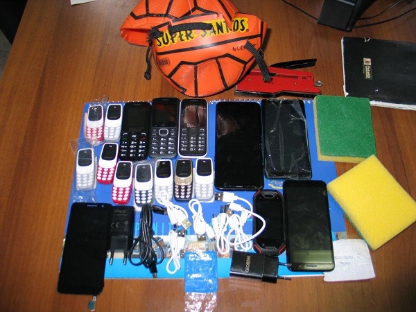 Cellulari e caricabatterie in un pallone