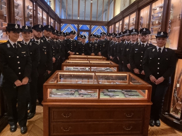 Allievi istruttori di tiro visitano fabbrica d&rsquo;armi