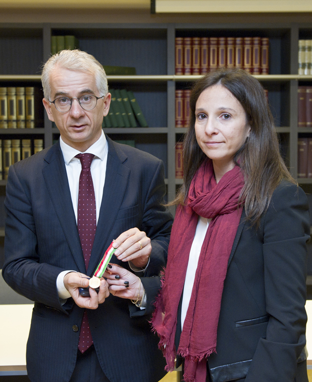 Il Sottosegretario Ferri e la figlia del Dott. Sergio Cosmai con la medaglia d'oro al Valor civile alla Memoria