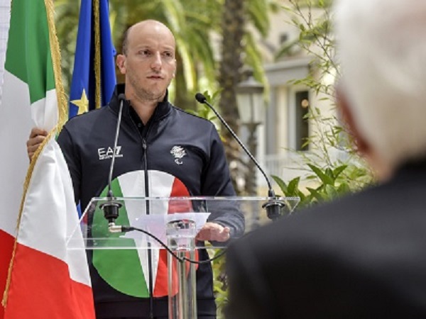 Federico Morlacchi, in partenza per Tokyo, riceve la bandiera italiana dal Presidente della Repubblica