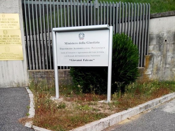 L'ingresso della scuola di formazione e aggiornamento  "Giovanni Falcone"