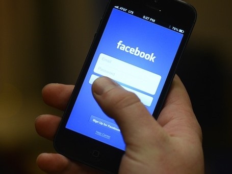 cellulare connesso a facebook